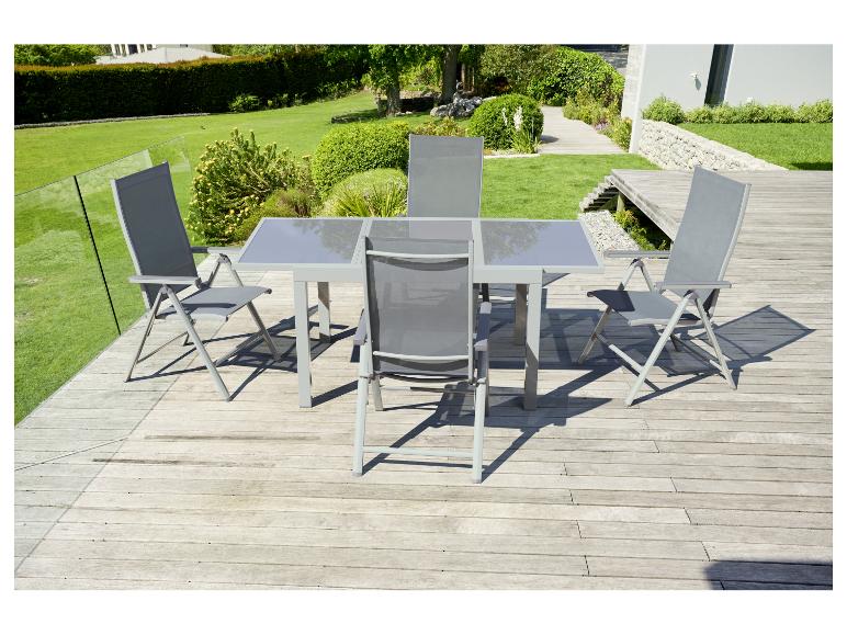 Ensemble table et chaises de jardin pliantes grises.