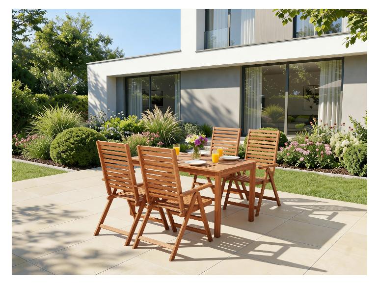 Houten tuineetset met vier stoelen op een terras naast een modern huis en tuin.