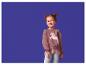 Fille en sweat-shirt violet licorne et leggings gris