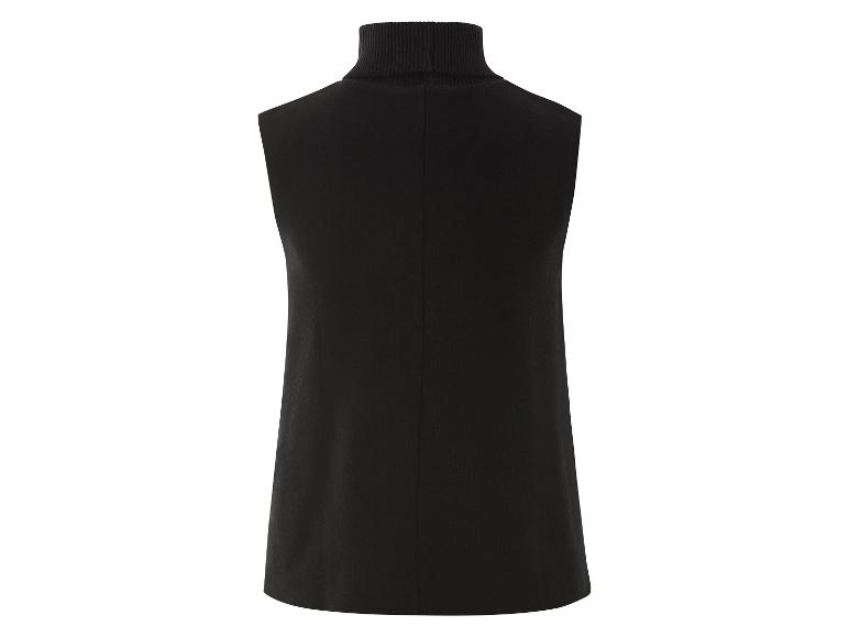 Un gilet noir à col roulé.