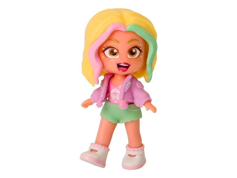 Een roze en groen geklede pop met roze en gele haren.