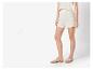 Crèmekleurige shorts en teenslippers: casual zomerse look.