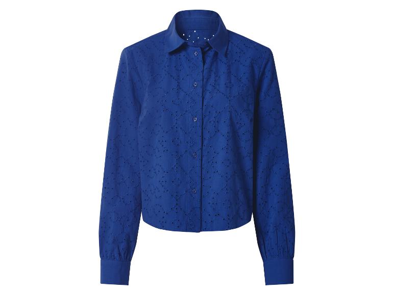 Chemise bleue à manches longues pour femme avec motif ajouré.