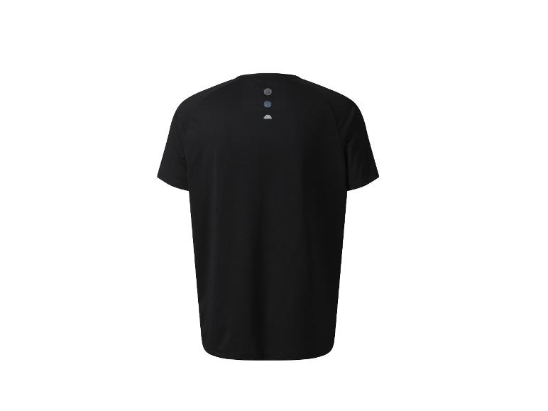 Un t-shirt noir à manches courtes.