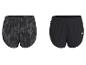 Deux shorts de sport pour femmes, un à motif camouflage gris et un noir avec un logo blanc.