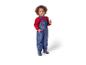 Un enfant porte une salopette bleue à motif Spiderman et des bottes de pluie.