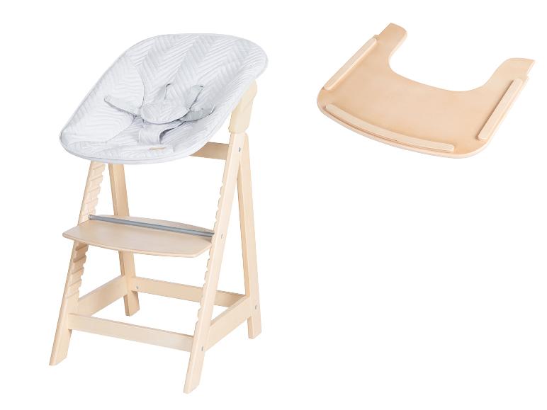 Chaise haute en bois avec coussin gris et plateau amovible.