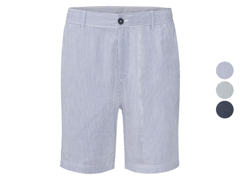 Een gestreept, wit en blauw, heren bermuda-broek.
