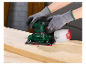 Iemand gebruikt een Parkside excentrische schuurmachine om een houten plank te schuren.