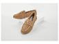 Deux mocassins en daim marron, un devant et un derrière, sur une surface blanche.