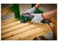 Persoon schuurt een houten bank met een Parkside multitool.