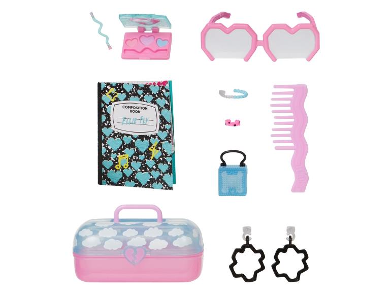 Une trousse de maquillage rose avec un carnet 'Ellie Fly' et d'autres accessoires.