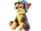 Pluche speelgoed van een bruine en beige hond in een blauw en geel uniform met een badge