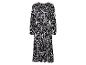 Une longue robe noire à imprimé géométrique blanc.
