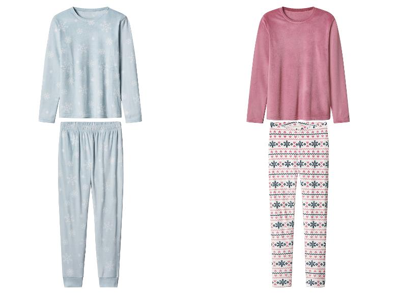 Twee fleece pyjamasets, één lichtblauw met sneeuwvlokken, één roze met een patroonbroek.