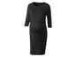 Une robe de maternité noire avec un panneau d'allaitement caché.