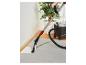 Aspirateur nettoyeur avec tube et buse nettoyant un tapis de couleur claire.