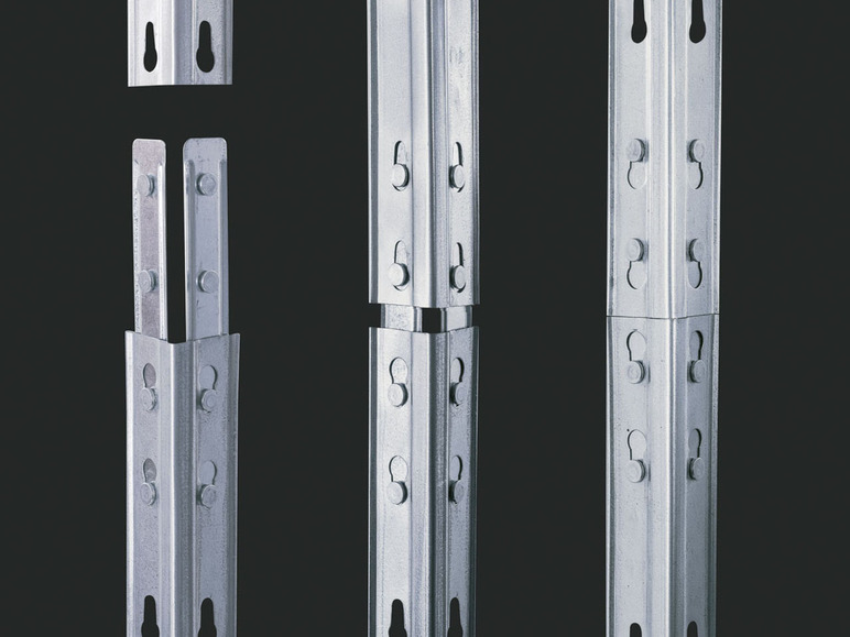 Trois profilés métalliques pour la construction d'un mur.