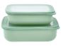 Twee gestapelde lichtgroene plastic containers met doorschijnende witte deksels.