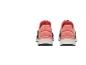 Twee paar roze en zwarte sportschoenen, van achteren gezien.