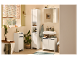 Salle de bain moderne avec des meubles de salle de bain blancs de style minimaliste.