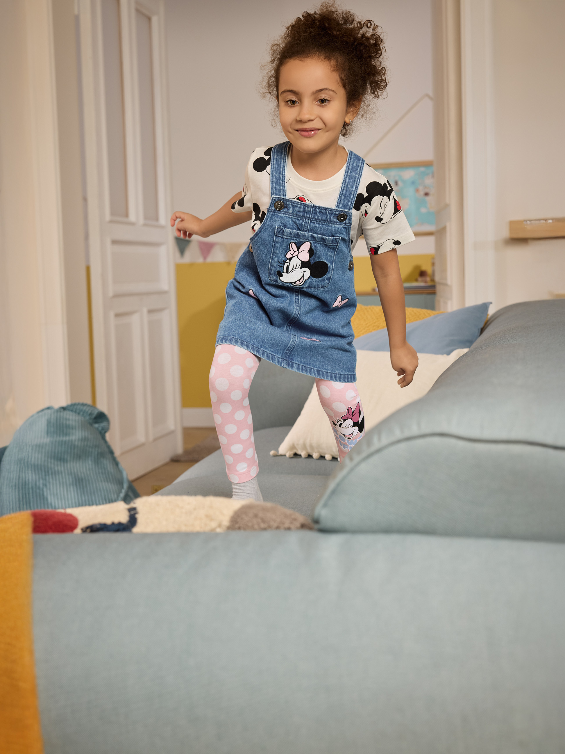 Fille en salopette en jean Minnie Mouse et leggings roses à pois