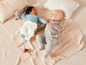 Twee baby's dragen gestreepte en gestippelde pyjama's.