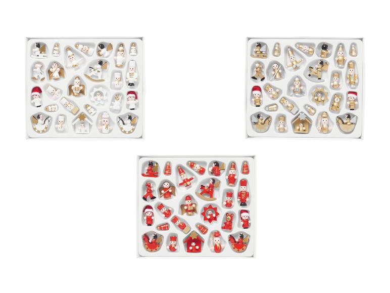 Drie sets miniatuur kerstornamenten, waaronder engelen en notenkrakerfiguren.