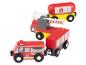 Un ensemble de train jouet en bois avec un camion de pompiers, un wagon-barrière et un wagon-citerne.