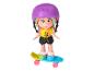 Een pop met helm die op een skateboard staat.