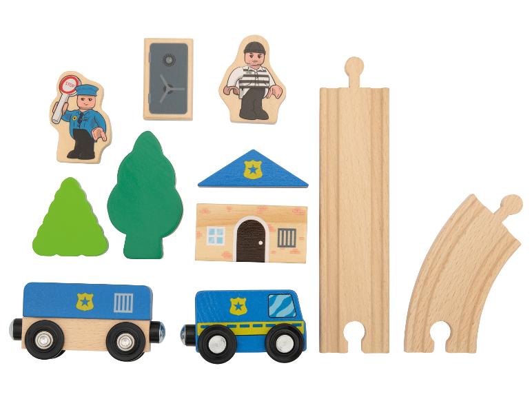Houten speelset met politiethema, inclusief figuren, gebouwen en treinrails.