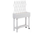 Witte plantenbak met trellis op wielen.