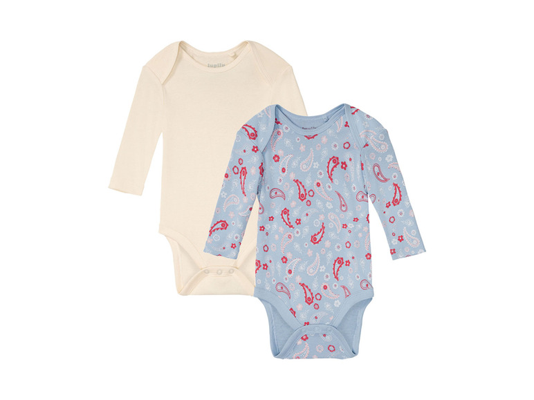 Twee baby onesies met lange mouwen, één effen wit en één met paisley print.
