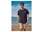 Man in blauw T-shirt en beige korte broek op het strand.