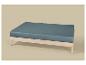 Cadre de lit en bois clair avec un matelas bleu-gris sur fond beige.
