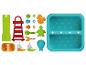 Jouets de plage colorés avec un phare, des bateaux, des moules à sable et un bac à eau.