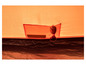 Een paar zonnebrillen hangt in een oranje tent.