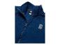 Close-up van een blauw fleecejack met een rits en een rechthoekige geborduurde patch.