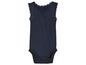 Een donkerblauw babypakje met kant.