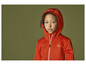 Een meisje draagt een oranje hoodie met de tekst 'Nature Science Club'.