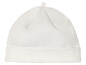 Un bonnet blanc en coton pour bébé.