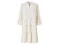 Lange witte jurk met beige geometrisch patroon.