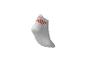 Witte sportsok met rode strepen en logo.