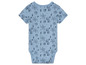 Een baby romper met korte mouwen, lichtblauw met schelpen en zeesterren print.