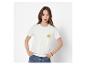 Vrouw in een wit T-shirt met geborduurde citroen en blauwe jeans.