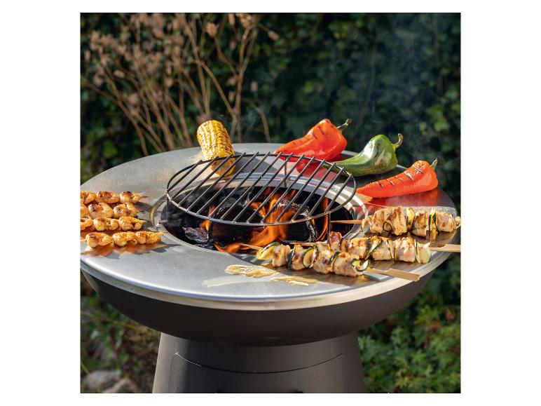 Barbecue met maïskolven, paprika's en vlees- en garnalenspiesjes, centraal rooster.