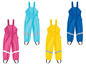 Quatre paires de pantalons imperméables de différentes couleurs pour enfants.