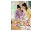 Deux femmes fabriquent des bougies et des décorations sur une table.