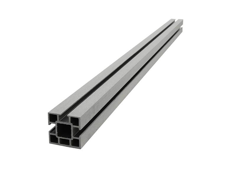 Zilverkleurig aluminium profiel met vierkante doorsnede en interne groeven