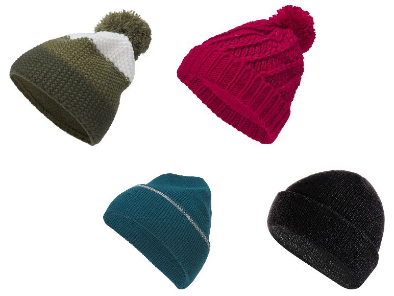 Quatre bonnets d'hiver: vert, rouge, bleu et noir.